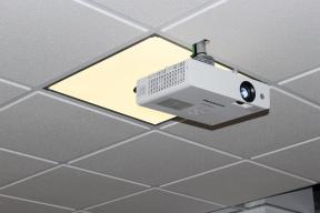 Photo détaillant le don 2 vidéoprojecteurs avec suspension au plafond et 2 écrans muraux