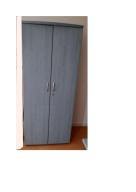 Photo détaillant le don Armoire en bois bleue - 2 portes (Référence 1908)