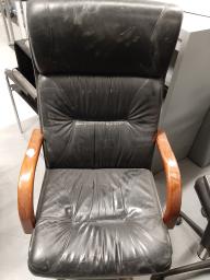 Photo détaillant le don fauteuils en cuir avec roulettes