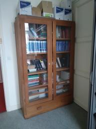 Photo détaillant le don Armoire vitrée en bois