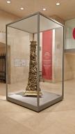 Photo détaillant le don Ensemble de 3 vitrines et 6 cloches d'exposition Notre Dame - Musée du Louvre