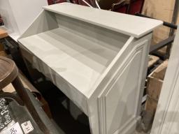 Photo détaillant le don Quatre modules de rangement en bois gris réalisés par le menuisier du TNO