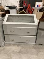 Photo détaillant le don Quatre modules de rangement en bois gris réalisés par le menuisier du TNO