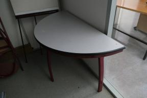 Photo détaillant le don lot de 4 chaises rouges et de deux demi-tables