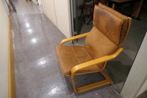 Photo détaillant le don lot de 4 fauteuils en cuir