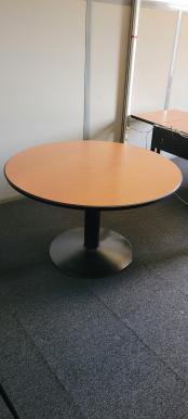 Photo détaillant le don Table de réunion ronde