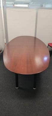 Photo détaillant le don Table de réunion ovale