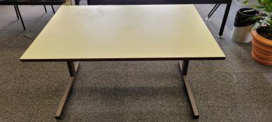 Photo détaillant le don Table réglable en hauteur
