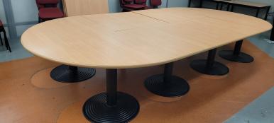 Photo détaillant le don Table de réunion