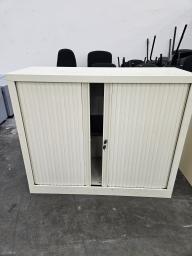 Photo détaillant le don armoire basse à rideaux