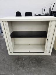 Photo détaillant le don armoire basse à rideaux