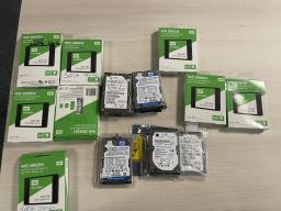 Photo détaillant le don Lot disques HDD/SSD