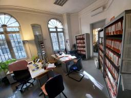 Photo détaillant le don lot bureaux + armoires assorties