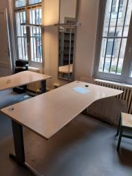 Photo détaillant le don lot bureaux + armoires assorties