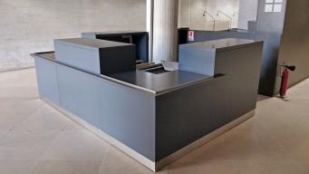 Photo détaillant le don Meuble de comptoir (audioguides) -  Musée du Louvre