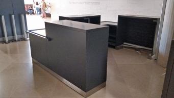 Photo détaillant le don Meuble de comptoir (audioguides) -  Musée du Louvre