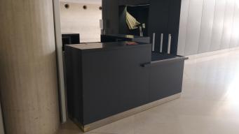 Photo détaillant le don Meuble de comptoir (audioguides) -  Musée du Louvre