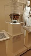 Photo détaillant le don Ensemble d'éléments d'exposition "Olympisme" : vitrines, cloches, pupitres, bancs - Musée du Louvre