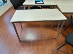 Photo détaillant le don 23 tables de réunion CONVENTION EN COURS [A RECUPERER A PARTIR DU 20/01/2025]