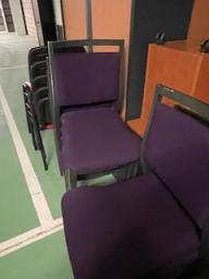 Photo détaillant le don chaises violettes