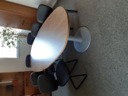 Photo détaillant le don Table de réunion ovale et 8 chaises