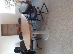 Photo détaillant le don Table de réunion ovale et 8 chaises