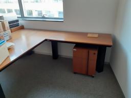 Photo détaillant le don Bureau, caissons et armoires