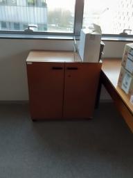 Photo détaillant le don Bureau, caissons et armoires