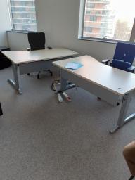 Photo détaillant le don lot de 3 bureaux