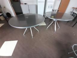 Photo détaillant le don lot de 2 tables rondes inox (34)