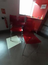 Photo détaillant le don lot de 11 chaises plastiques (35)