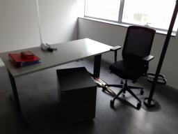 Photo détaillant le don mobilier pour équiper un bureau