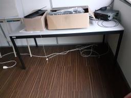 Photo détaillant le don lot de 2 tables (56)