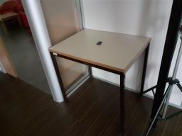 Photo détaillant le don lot de 2 tables (56)