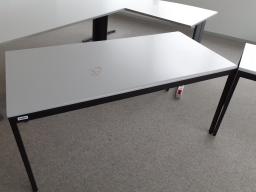 Photo détaillant le don lot de 3 fauteuils et 2 tables (58 59)