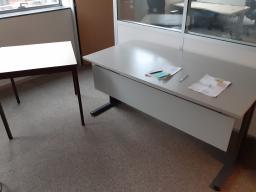 Photo détaillant le don lot composé de 3 tables 2 bureaux 1 armoires (61 62 63 64)