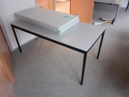 Photo détaillant le don lot composé de 3 tables 2 bureaux 1 armoires (61 62 63 64)
