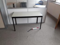 Photo détaillant le don lot composé de 3 tables 2 bureaux 1 armoires (61 62 63 64)