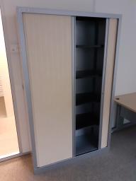 Photo détaillant le don lot composé de 3 tables 2 bureaux 1 armoires (61 62 63 64)
