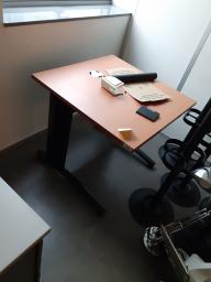 Photo détaillant le don lot composé de 3 tables 2 bureaux 1 armoires (61 62 63 64)