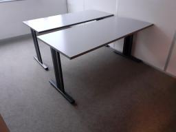 Photo détaillant le don lot composé de 3 tables 2 bureaux 1 armoires (61 62 63 64)