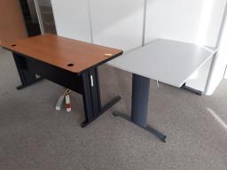 Photo détaillant le don lot de 5 bureaux