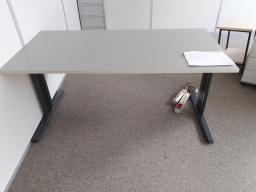 Photo détaillant le don lot de 2 bureaux