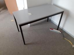 Photo détaillant le don 2 tables et 3 caissons