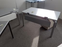 Photo détaillant le don lot composé d'une table et 2 bureaux (81)
