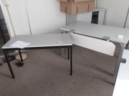 Photo détaillant le don lot composé d'une table et 2 bureaux (81)