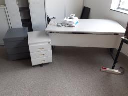 Photo détaillant le don Lot de 2 bureaux 2 caissons et 1 table