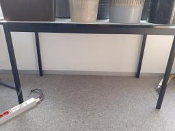 Photo détaillant le don Lot de 2 bureaux 2 caissons et 1 table