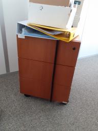 Photo détaillant le don divers mobiliers de bureau