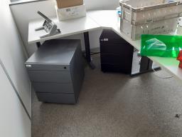 Photo détaillant le don divers mobiliers de bureau